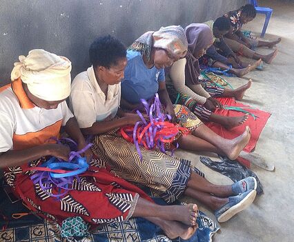 Members of Wenzetu weaving